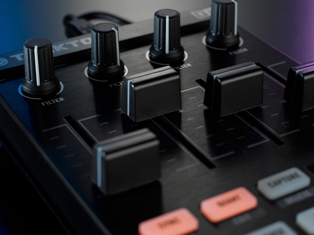 NATIVE INSTRUMENTS TRAKTOR KONTROL F1 DJ PERFORMANCE