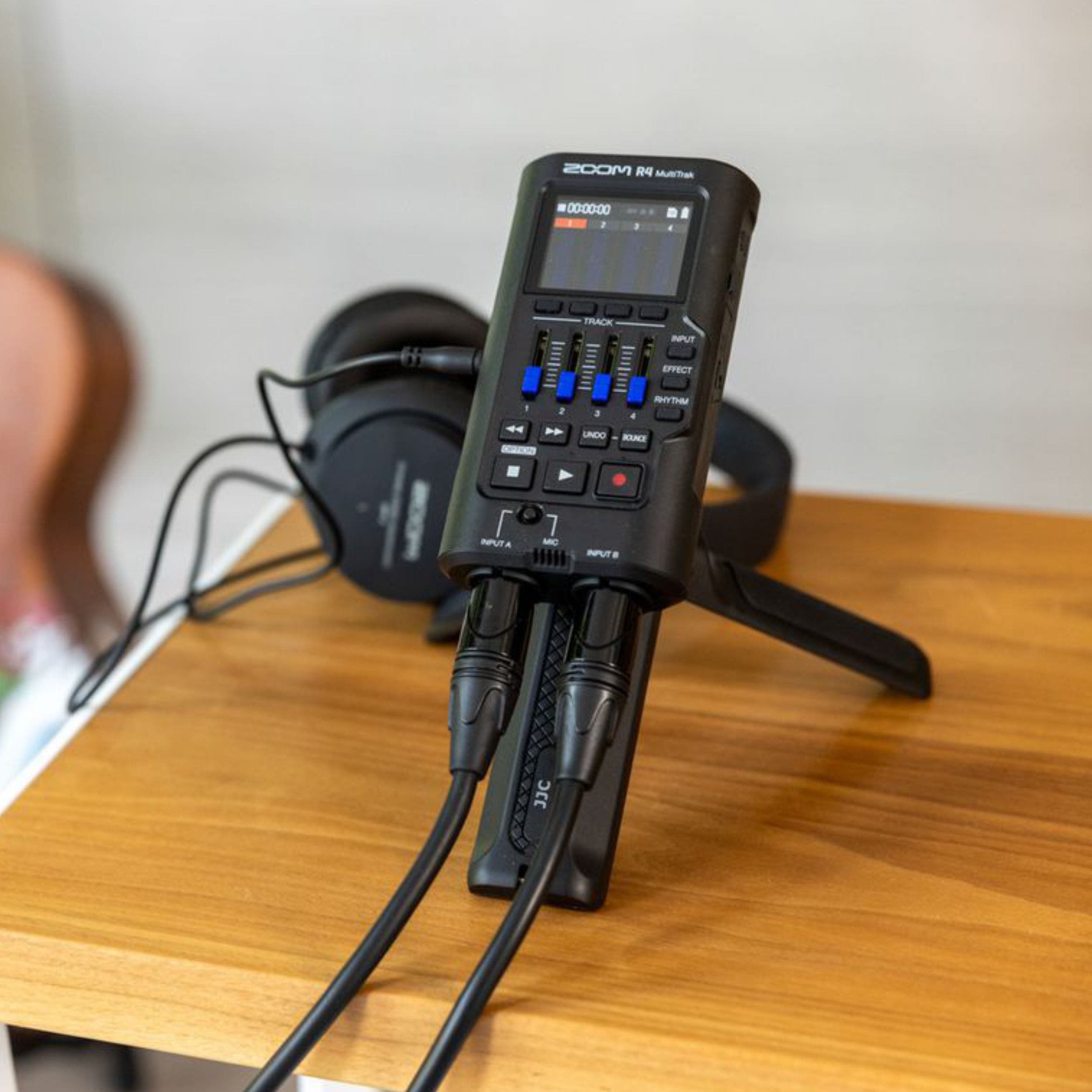 ZOOM R-4 MULTI-TRAK PORTABLE MULTI-TRACK 4-TRACK MIXER ZOOM R-4 MULTI-TRAK PORTABLE MULTI-TRACK 4-TRACK MIXER